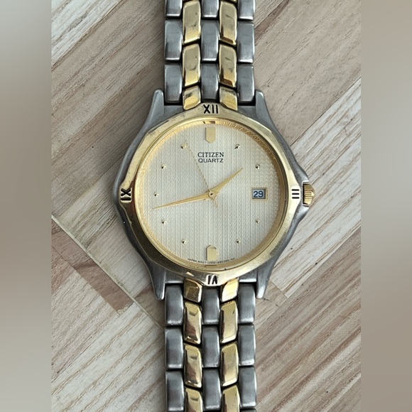 Citizen Quartz Men’s Watch Two Tone Bracelet Light Gold Tone Dial Date Window - Picture 5 of 14